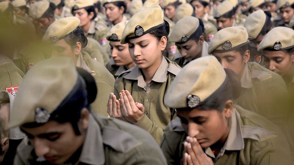 مدیتیشن را حتی به زنان پلیس پنجابی در هند برای مبارزه با استرسشان معرفی نموده ­اند